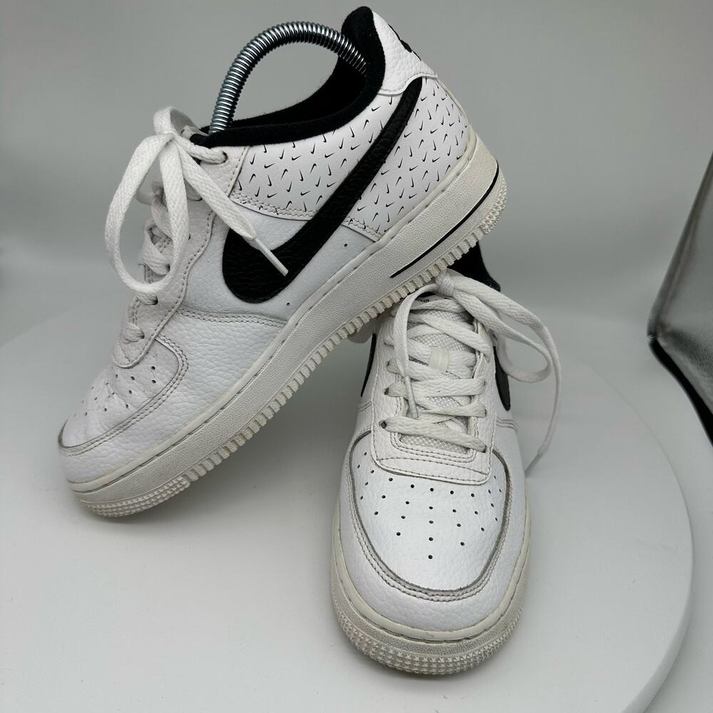 Nike Youth Sneaker 6.5 Air Force 1 Low '07 GS Swooshfetti White Black Streetwear